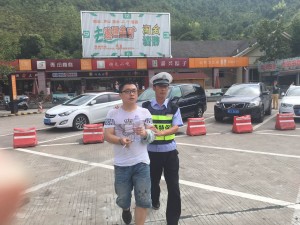 溫州國(guó)泰駐青田服務(wù)區(qū)保安隊(duì)長(zhǎng)協(xié)主管抓獲吸毒持刀搶出租車(chē)逃犯